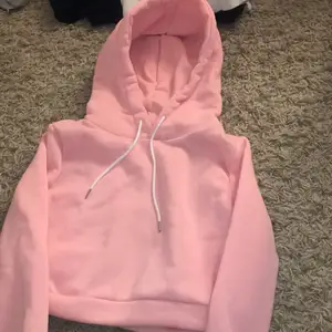 En rosa hoodie i storlek s men känns mer som xs, frakt betalas av säljaren!