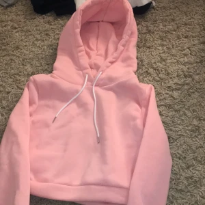 Rosa hoodie storlek s - En rosa hoodie i storlek s men känns mer som xs, frakt betalas av säljaren!