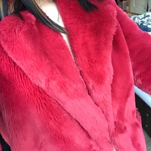 Hallon-röd secondhand fuskpäls!! - Magisk röd fuskpäls köpt 2hand i Amsterdam! SILKESLEN, går inte att beskriva med ord! Skiftar lite i olika röda nyanser, men mest hallonröd! Är ca 164cm och den går till mitten av mina lår :) får ALLTID komplimanger för den när jag haft den på mig!!                                                                           Köpte den för 500kr och De är ett hål i fickan därav priset :)