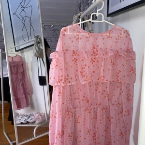 Rosa klänning  - Säljer denna söta rosa klänning med volanger och blomdetaljer! 🌸🌺