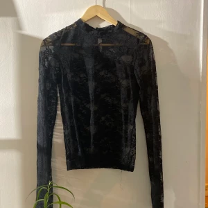 Svart mesh med blomstermönster - Svart meshtopp med blomstermönster! Använd några gånger, passar tyvärr inte längre. Frakt tillkommer!🌿⭐️