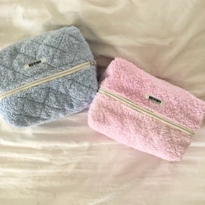 Blå necessär  - Handgjord blå necessär💙💙 den rosa finns också att köpa! Kan även sy fler om det finns efterfrågan☺️ hör gärna va er om frågor 