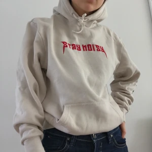 Ljus Hoodie med Text - 🌏FRAKT PÅ 60KR TILLKOMMER🌍 Så himla snygg hoodie i en beige/vit färg med röd, broderad text över bröstet. Passar skit bra till pösiga jeans men även svarta byxor. Billigt pris eftersom den är lite nopprig vid ärmens slut. Detta är herrstorlek XS så sitter som en S/M i damstorlek. Tveka inte på att kontakta mig om du undrar något eller vill pruta