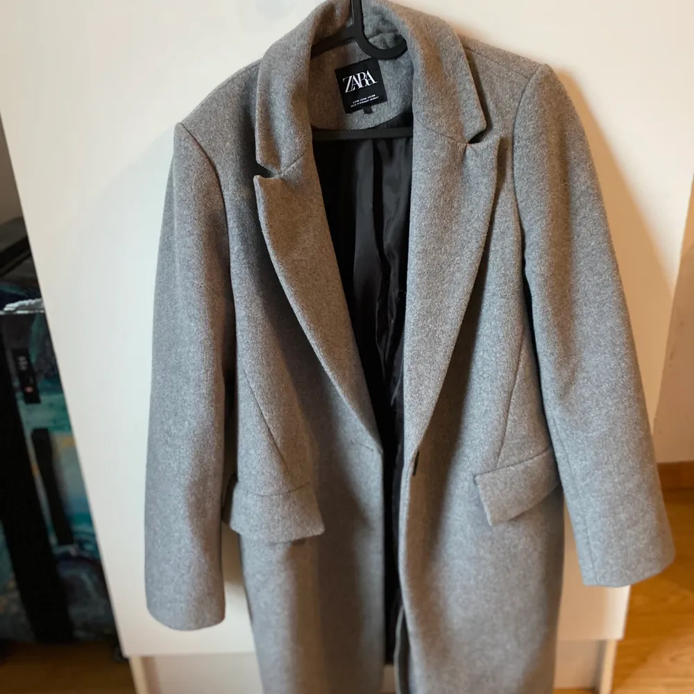 Superfin grå kappa från Zara i Spanien. Säljs pga att den väldigt sällan används. PM vid intresse eller frågor💓. Jackor.