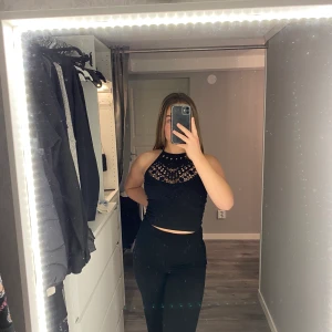 Sommar topp med öppen rygg - Jättefin unik sommar topp med härliga detaljer. Storlek s men är ganska stor i storleken. 