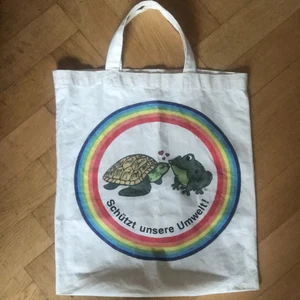 Tygväska  - Skit söt tygväska som får plats med ganska mycket. Köparen står för frakt men kan även mötas upp