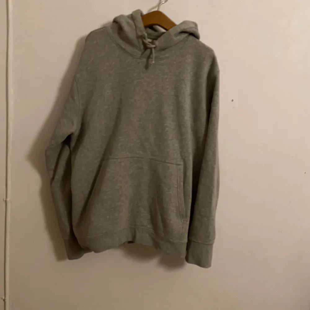 Grå hoodie från weekday. Köptes för 400kr. Säljer nu då den är för liten. . Hoodies.