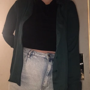 Skjorta - Mörk grön skjorta, knappt använd och i fint skick. Säljer för att jag inte använder skjortor längre 