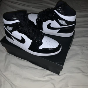 Jordan 1 mid - Jordan 1 mid ”carbon black” strl:46 använda ett par gånger.  Säljer för 800kr