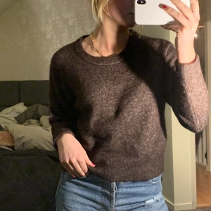 Samsoe kashmirtröja - Säljer min Kashmir/Ull tröja från samsoe i den underbaraste bruna färgen. Nypris 2000kr! Storlek M men passar S. Buda från 400 köp direkt för 800kr