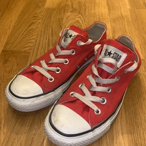 Converse strl 36,5 - Röd converse i strl 36,5. De är för små på mig:)