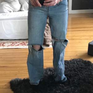 Sjukt snygga jeans som sitter perfekt båda fram och bak! Fick hem två likadana par av dem så därför säljer jag dessa❤️ 