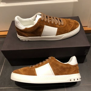 Valentino Flycrew Sneakers  - Säljer dessa Valentino Flycrew sneakers, Skorna är oanvända och i storlek 40 men passar som 41. Allt OG medföljer 