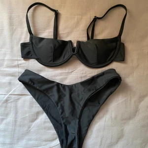 Svart bikini - Superfin svart bikini som tyvärr var för liten redan när jag fick hen den i toppen men nederdelen passar. Skulle säga att underdelen passar allt från XS till M beroende hur man vill att de ska sitta. Aldrig använd pga för liten. Buda i kommentarerna 🛍