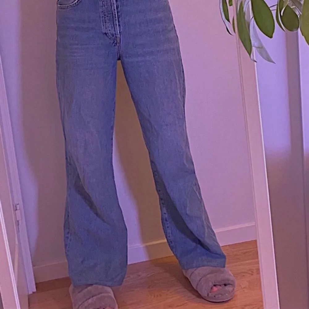 Säljer dessa straight jeans från bikbok. Dom är sjukt snygga och är så ledsen att dom är en aning stora i midjan för mig. Dom är knappt använda och i bra sick. Skriv gärna privat vid intresse eller om det fins några frågor;). Jeans & Byxor.