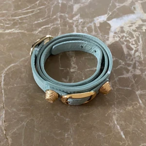  balenciaga armband  - Säljer mitt fina balenciaga armband som knappt är andvänt. Äktighetsbevis finns och du får med box m.m! Unik färg som inte många har❤️