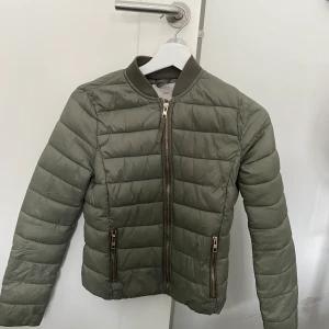 Jacka - Superfin vår/höst jacka. Köparen står för frakt