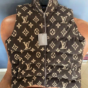 Louis Vuitton väst - Helt nya Louis Vuitton väst, finns i alla storlekar. leverans 3 veckor. Varm och skön väst som är i liknade fleece material. Frakt ingår i priset