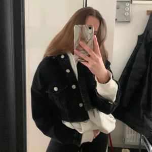 Så najs croppad jeansjacka!! - Älskar denna, den är i färgen urtvättad svart och har en mer oversized modell, buda i kommentarerna🤍🤍
