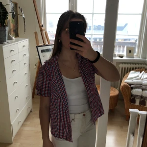 Rödblå rutig skjorta - En fin rödblå skjorta som passar alla, köpt på second hand