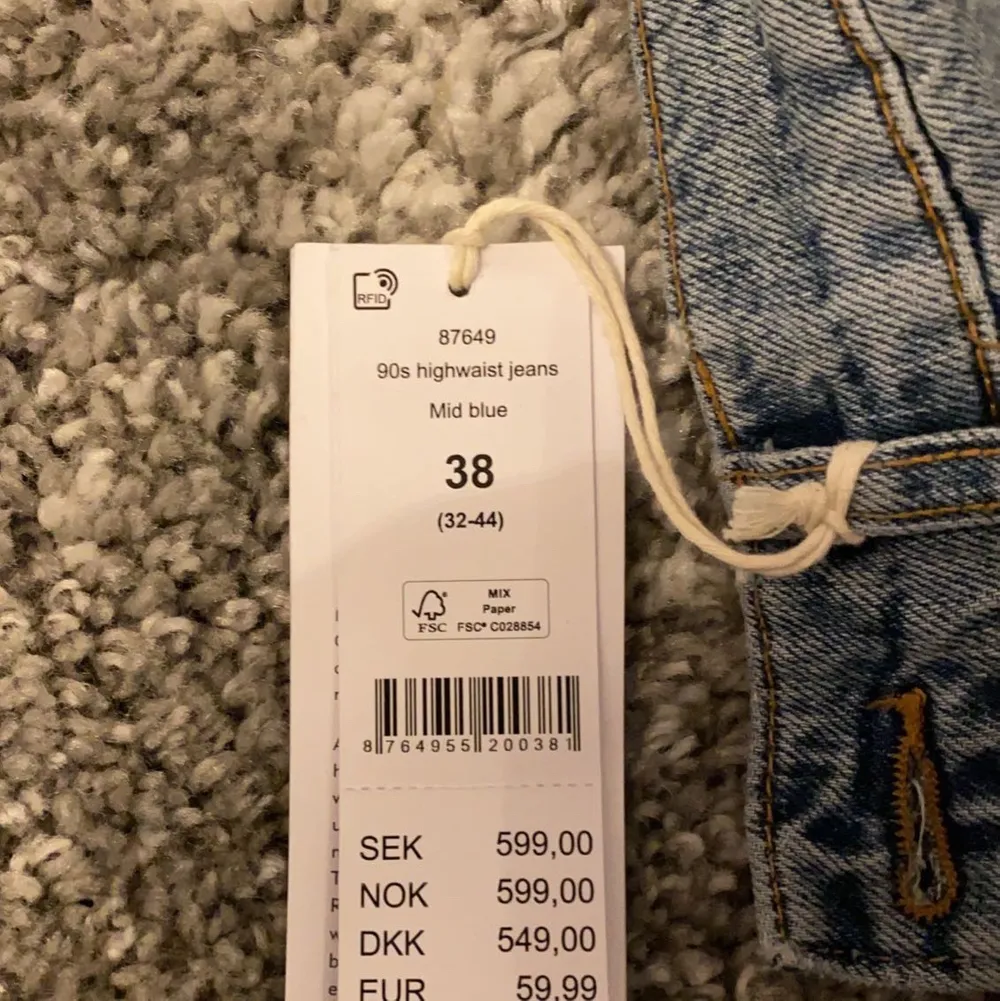 jeans från gina tricot. köpta för ca 6 månader sen och aldrig använda pga tröttnat på färgen. köparen står för frakt!!💓💓 jag är 167cm!! Högsta bud: 260 + frakt!!. Jeans & Byxor.