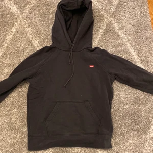 Levis hoodie - hoodie från levis. nypris ca 600kr och använd ganska flitigt. säljs pga vuxit ur den. loggan har blivit lite lös så säljer därför lite billigare, går dock säkert fixa den på något sätt. köpare står för frakt💕
