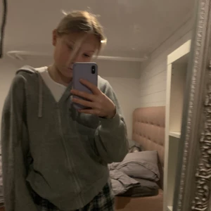 Oversize zip-hoodie  - Säljer denna super snygga oversize zip-hoodie, säljer pga att jag ej använder den mycket. Använd sparsamt och ej npgra fläckar etc🤍🤍🤍