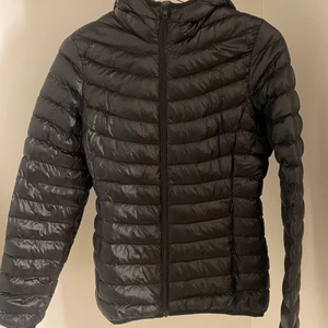 Everest Hood jacket (storlek 34) - Jag säljer min jacka från Everest som är köpt från stadium eftersom jag inte har någon användning av den. Den är i ny skick då en är använd endast få gånger. Jackan är storlek 34 (xs/s). Jag köpte jackan för 799 kr men säljer den för 120 kr. Jackan kan bli upphämtad och det går att även frakta den,. Frakten kostar 44kr