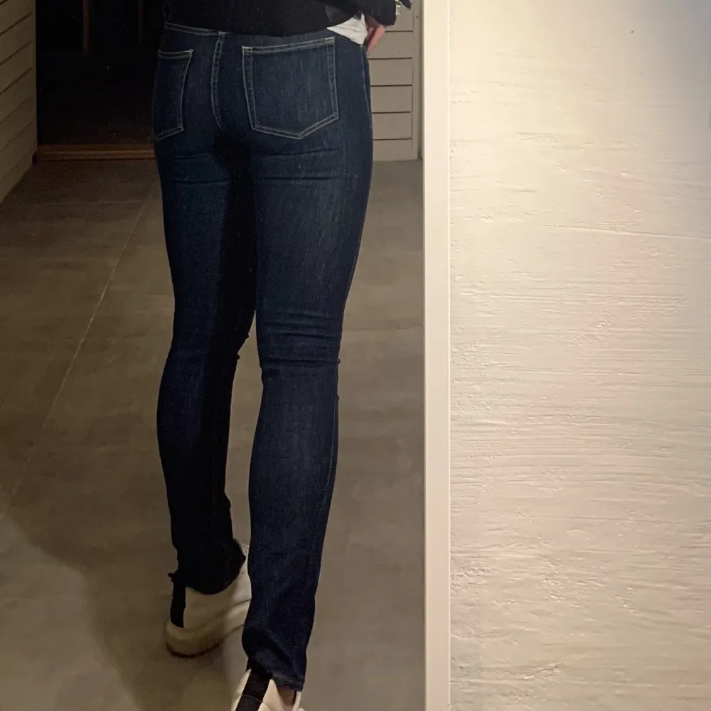 Jeans från Acne i gott skick! Riktigt bra basjeans! Jag är 170 cm lång 💙💙 Köparen står för frakten! . Jeans & Byxor.