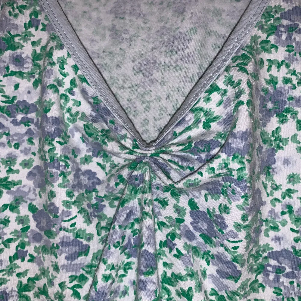 Somrigt och sött linne från Vero Moda som jag croppat och sytt ruched-detalj på vid bröstet! 🌸🍃 Står storlek XS, passar mig med S.. Toppar.