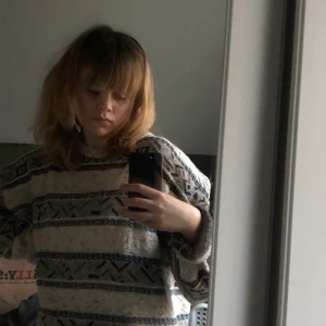 Stickad tröja - Stickad tröja köpt på 2hand. Jag tycker inte den sticks överhuvud taget, jättemysig och skön 🪡 Storlek XL och sitter bra oversize på mig som brukar ha S. Skulle säga att den passar XS-XL. 