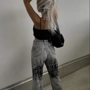 Weekday jeans  - Skitsnygga jeans från weekday i modellen rowe. Passar mig som är 162cm⚡️ Köparen står för frakt