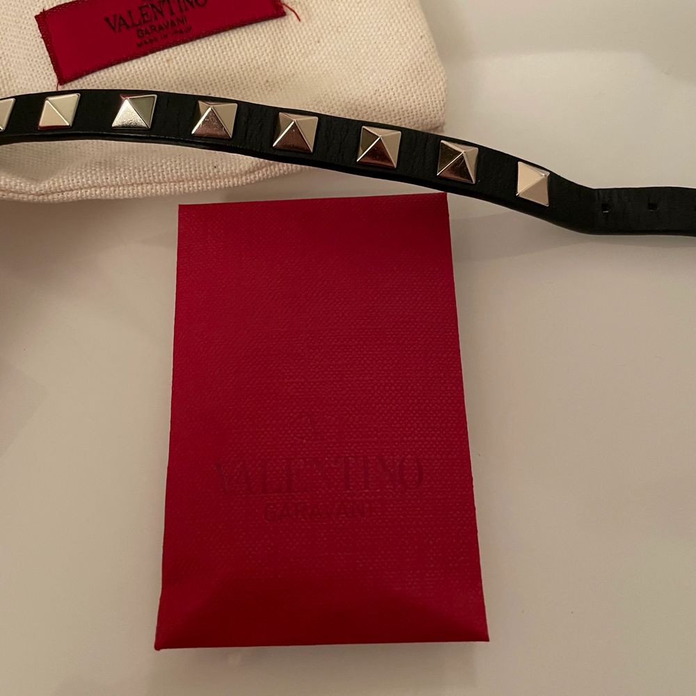 Säljer mitt coola Valentino armband, armbandet är svart med silvriga nitar på. De tillkommer en dustbag samt extra nitar. Det är knappt använt, finns inga defekter, som helt nytt. Mycket bra skick! Kvitto finns! Nypris: 2000kr Spårbart frakt 📦. Accessoarer.