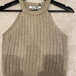 Beige stickad topp - Säljer mitt jätte fina beiga topp som inte kommer till användning. Det är använd ca 2 gånger och mycket fint skick! Köparen står för frakten! Buda i kommentarerna!