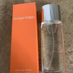 Parfym - Jag säljer denna helt oanvända parfym från clinique då jag har massor med parfymer som inte kommer till användning💕 köpt på åhlens för 605 kr