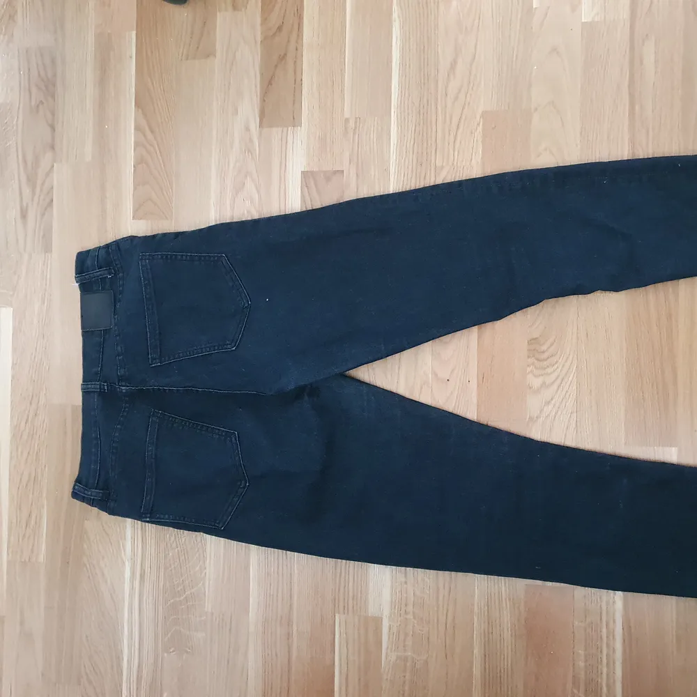 Svarta jeans i strl W29 L32. Köparen står för eventuell frakt♡. Jeans & Byxor.