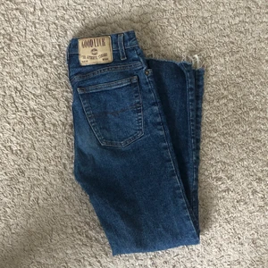 Blå raka jeans - Snygga tighta raka jeans💛 Vet ej var de är ifrån✨ Använda fåtal gånger✨ Passar tills allt💛 Passar nog bra på en liten xs eller en xxs✨ Köparen betalar frakt💛