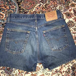 Vintage Levis shorts - Sjukt fina shorts från Levis som är väldigt bra skick. Säljs i befintligt skick. De är lite mindre i storleken. Skulle sägaatt de passar W27-28. De passar inte W30, enligt mig. Köparen står för frakt. Kan gå ner i pris vid snabb affär! 
