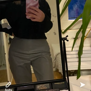 Skinnbyxor - Skitsnygga och populära gråa skinnbyxor från Nelly. Endast använda en gång, säljer då de inte kommer till användning av mig. Köpta för 500 kr. 