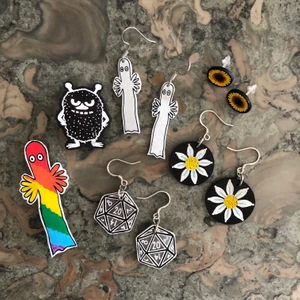 SMYCKEN KRYMPPLAST MUMIN, FLUGSVAMPAR MM - Tillverkar handgjorda smycken i krympplast på beställning! Bilderna föreställer några exempel men skriv önskemål så kan jag säkert fixa! Kan vara vad som, i färg eller svartvitt. Priser: Örhängen (krokar eller ”pluppar”): 75-85kr/paret beroende på storlek. (För krokar i äkta silver 15 kr extra)  Brosch/pin (går också att få som magnet om så önskas!) : 50 kr/styck  Frakt: 12 kr oavsett hur många du beställer :)) 