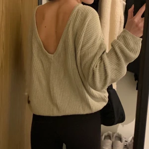 Stickad tröja NAKD - Stickad tröja från NAKD, öppen i ryggen, bra skick!