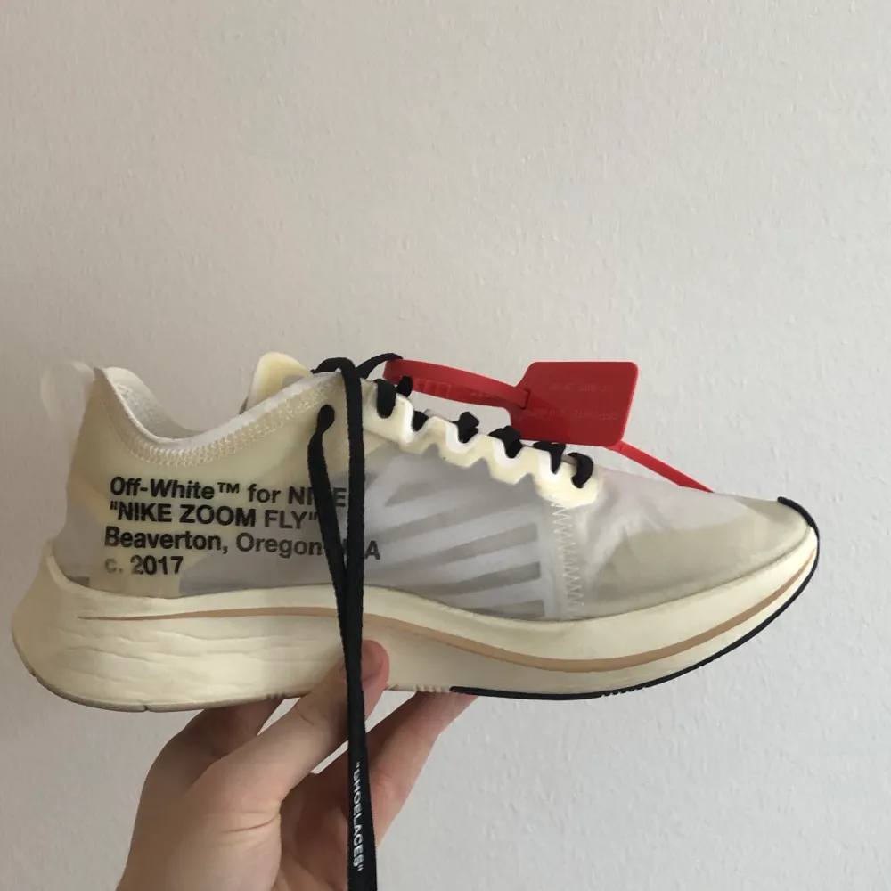 Off white x Nike zoomfly ”the ten” . Skor.