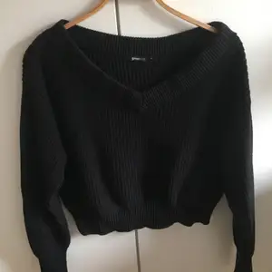 En svart stickad tröja med v-ringning från Gina Tricot. Den är i storlek S och använd en gång🥰Köparen står för frakt
