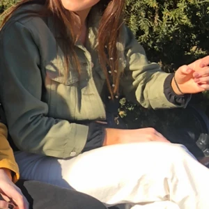 Grön jeansjacka - Jättefin grön jeansjacka i en kortare modell. Passar superbra till sommaren/våren🥰🥰 Storlek S, men passar xs/s.