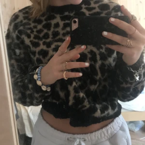 Leopard tröja - Jättefin leopard tröja. Säljer pågrund av att de inte riktigt är min stil längre💞 bra sick, är xs men sitter som s