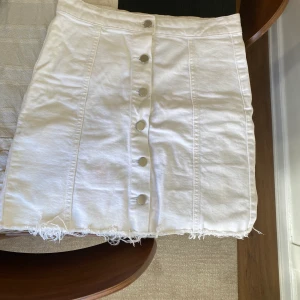 Vit jeanskjol - Behaglig och enkel vit kjol i jeans. 