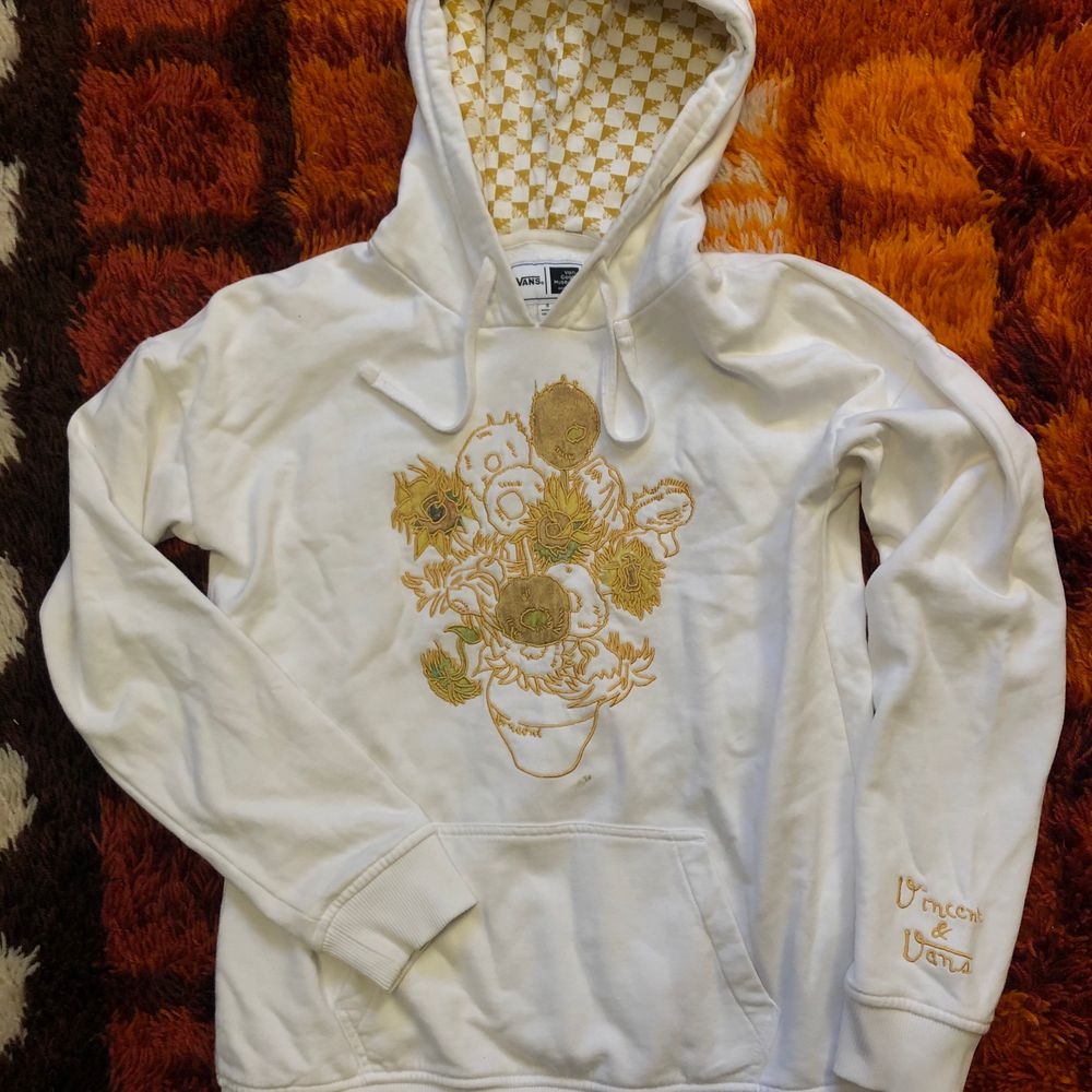 Säljer denna jättefina Vans x van Gogh hoodie som tyvärr inte blir lika mycket använd som jag hoppats. Väldigt fint skick, dock har det kommit en liten fläck på tröjan (se bild 3). Har inte testat ordentligt om den går bort i tvätten men skulle tro att med lite medel så försvinner den lätt! Storlek S. Går att mötas upp i Hagfors eller så skickas den med posten där köparen står för frakten! . Huvtröjor & Träningströjor.