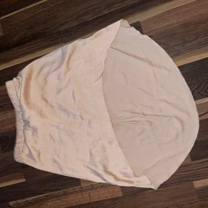 Beige kjol - Jätte fin beige kjol från bikbok i storlek m men passar nog s/m, den är lite längre bak än fram och på framsidan slutar den strax ovanför knäna men den blåser verkligen inte upp🥰 inte heller genomskinlig