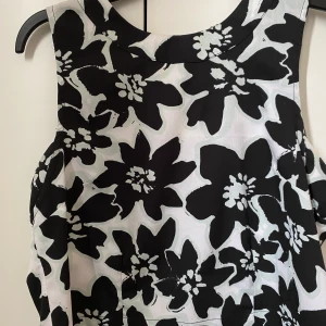 Somrig topp från BikBok XS - Sparsamt använd, jättefint skick! Mönster med svart/vit/ljusblått🤍🖤💙