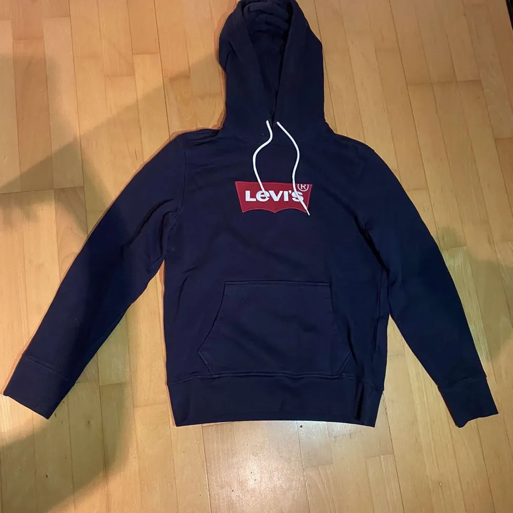 Snygg hoodie från Levis. Endast använd en gång och köpt 700kr, säljer den för 500kr + frakt eller mötas upp i Malmö✨✨. Tröjor & Koftor.